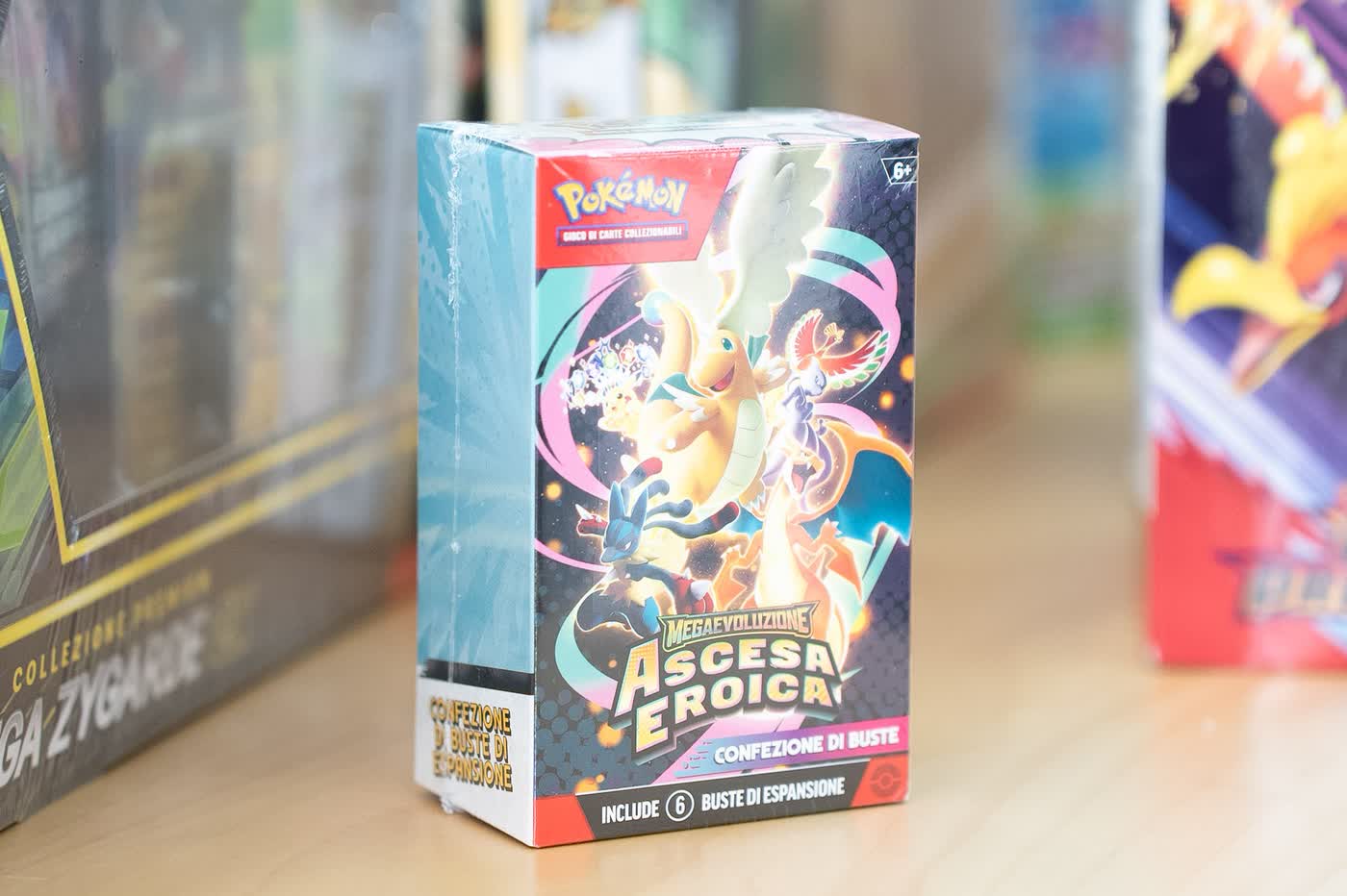 Album di figurine aperto con bustine sparse intorno