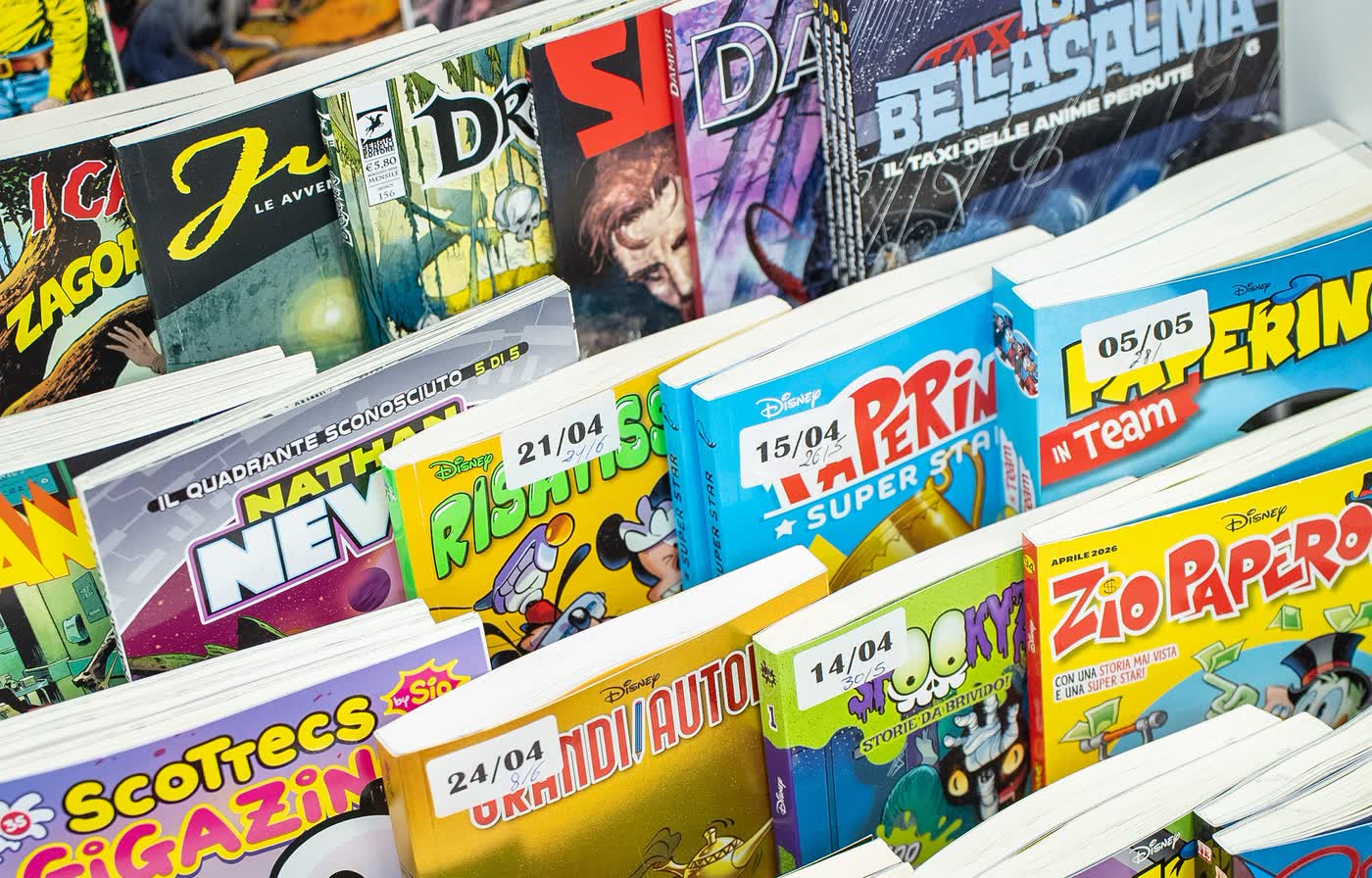 Quotidiani e riviste del mattino disposti sul bancone della Cartoleria Tosi