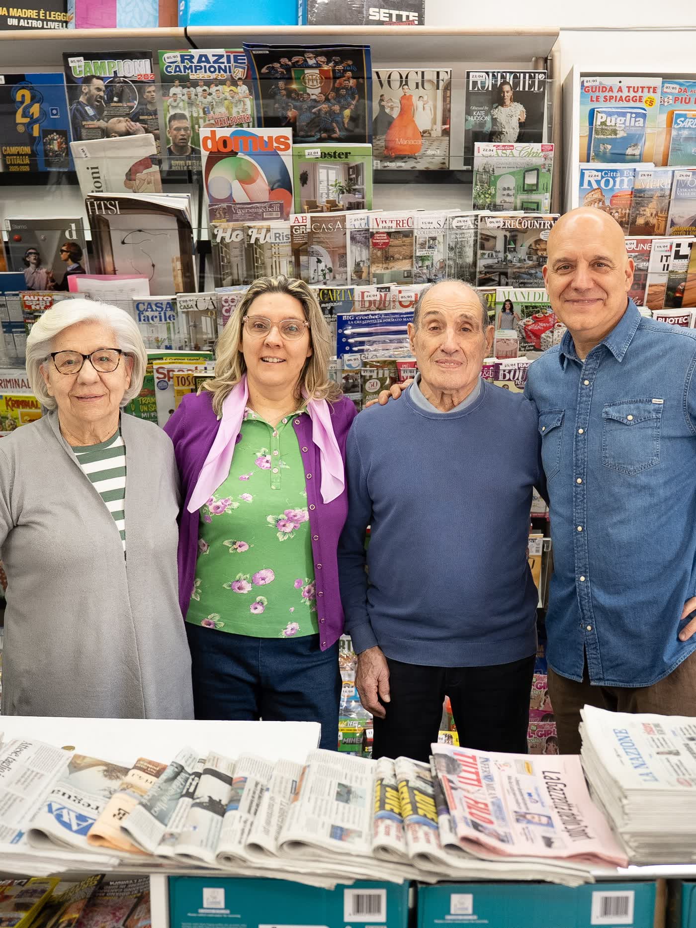 Ritratto in bianco e nero di tre generazioni della famiglia Tosi nel negozio